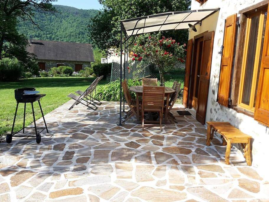 Grange en pierres. Grand jardin et belle vue in Saurat, Parc naturel régional des Pyrénées ariégeoises