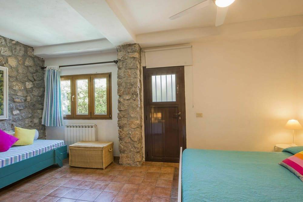 Caratteristica villa indipendente per 11 ospiti con Wifi, Tv, terrazza, animali ammessi e parcheggio in Ansedonia, Orbetello