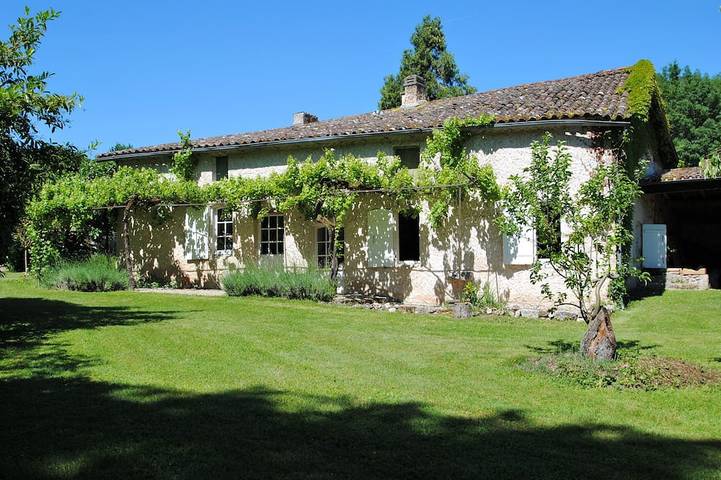 Gîte pour 4 personnes, avec jardin ainsi que terrasse et piscine