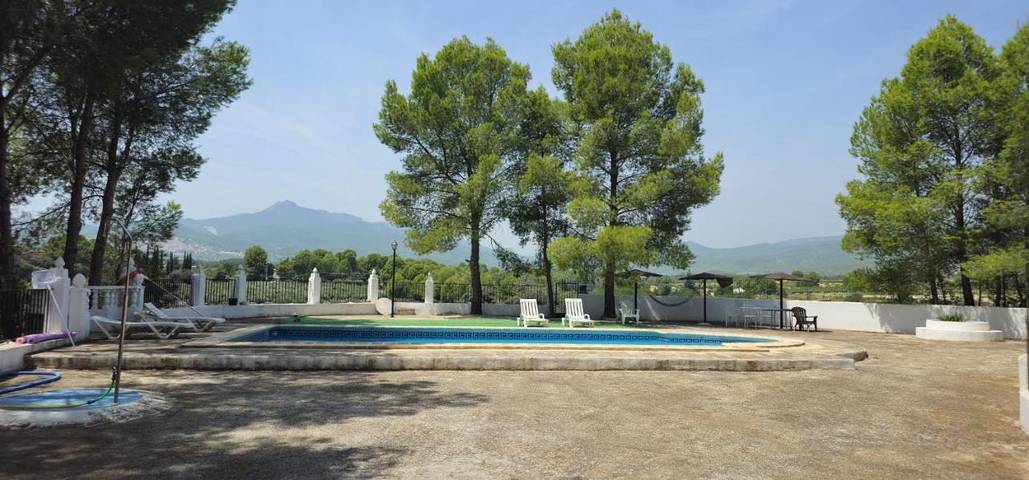 Casa de vacaciones para 8 personas, con jardín además de vistas y piscina, Se admiten mascotas en Moratalla