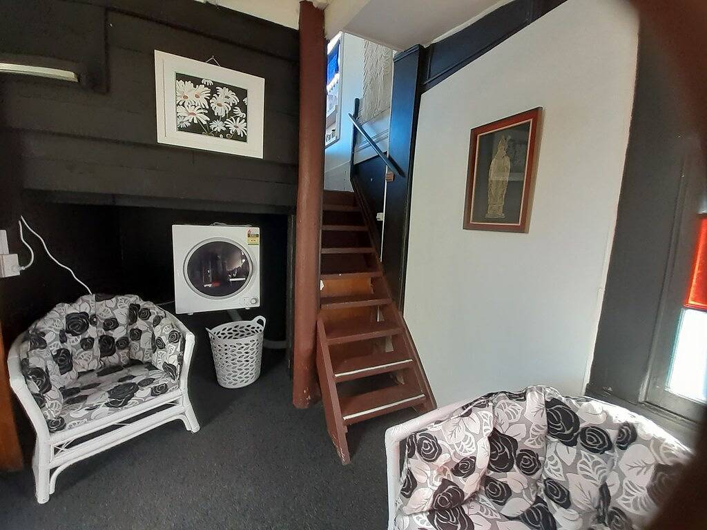 Seaside beach studio loft, sheltered garden and cycle trail access. Great value. in West Coast (Neuseeland)