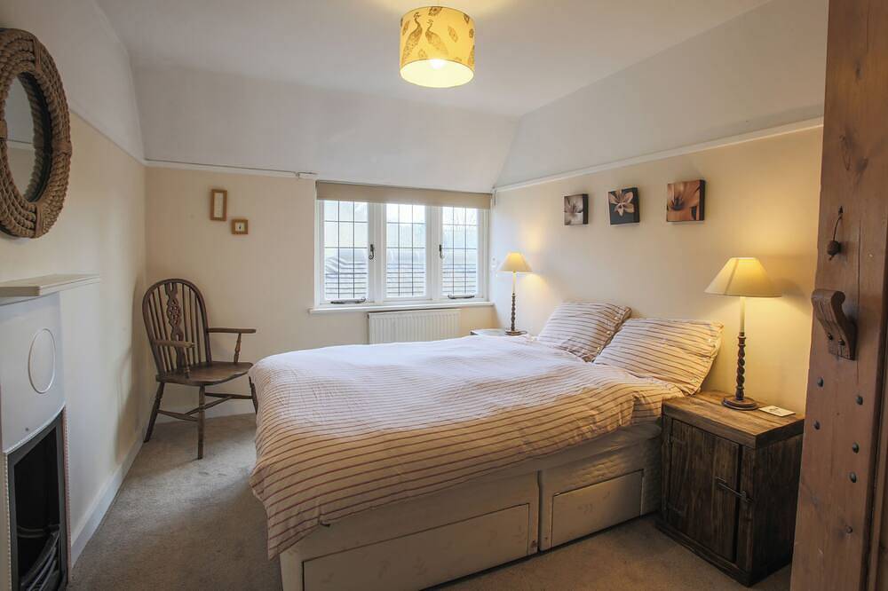 The Spy’s House | Luxury 7 Bed | Hot Tub | 3 Acres | Near London in Worplesdon, Guildford