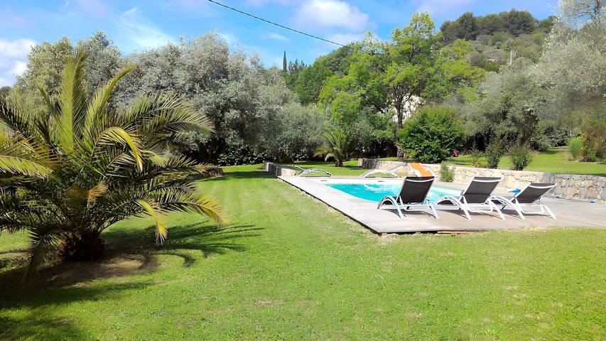 Location de vacances pour 2 personnes, avec piscine et jardin à Tourrettes - 3