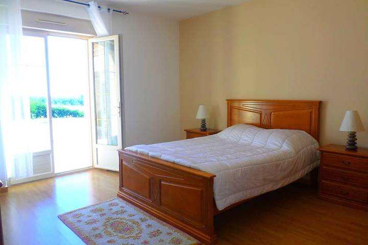 Location de vacances pour 10 personnes, avec terrasse et jardin à La Douze - 2