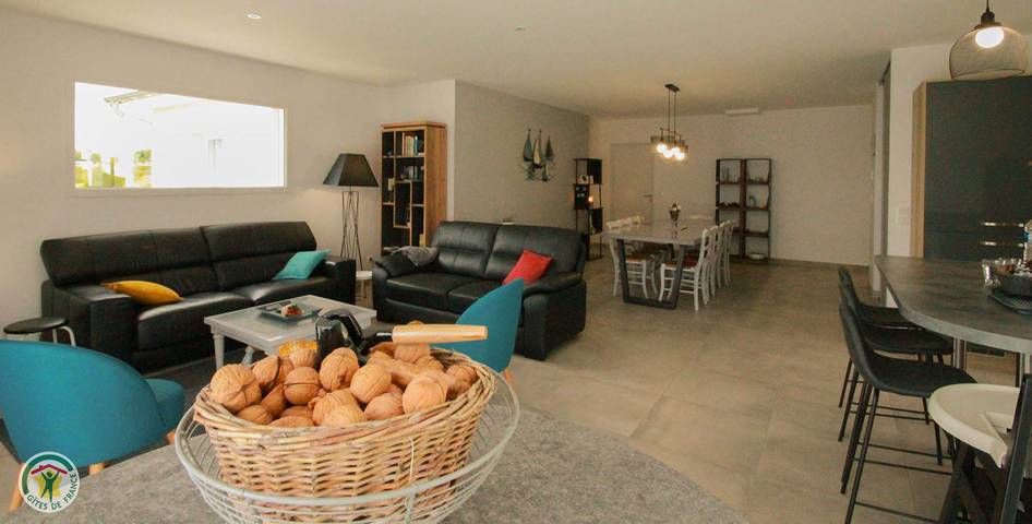 Gîte pour 8 personnes, avec terrasse ainsi que jardin et piscine dans l' Isère - 3