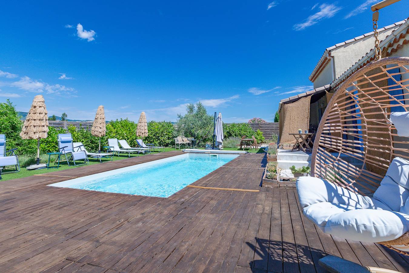 Casa de vacaciones 'Dans La Drôme' con vistas a la montaña, piscina privada y Wi-Fi in Montélimar, Región de Nyons