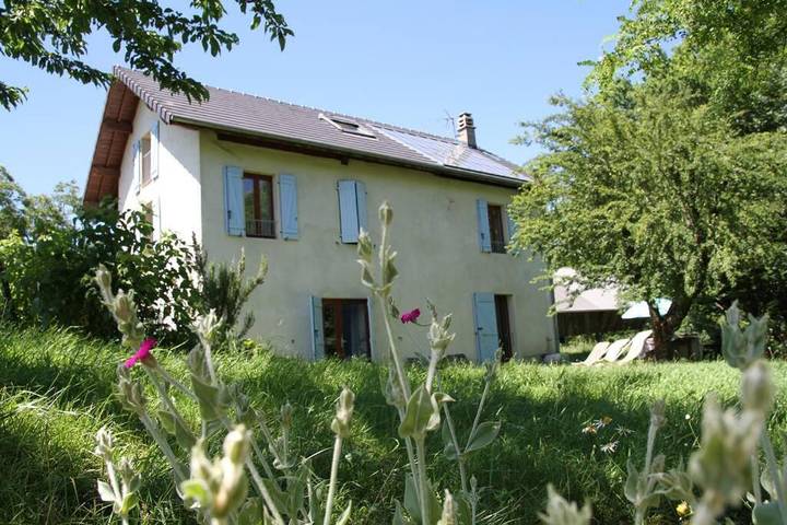 Location de vacances pour 5 personnes, avec Terrasse ainsi que Jardin et Vue à Sainte-Hélène-du-Lac