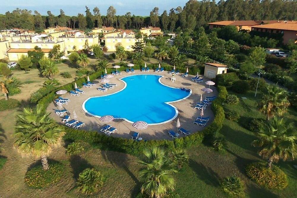 Apartamento entero, Green Bay; a comfortable one-bedroom ground floor apartment with communal pool in Pizzo, Provincia de Vibo Valentia