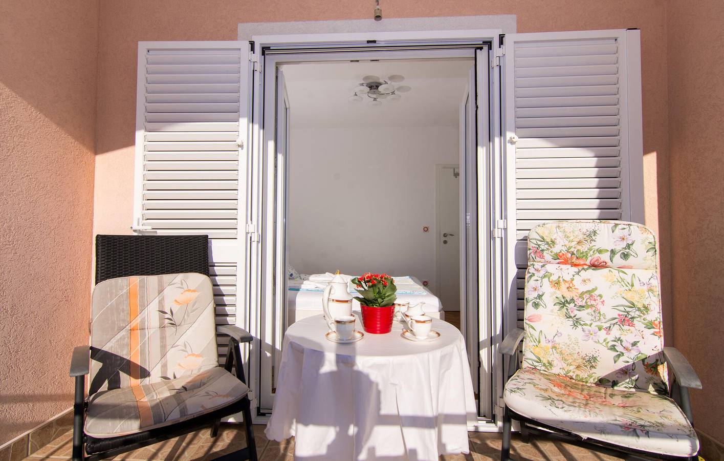 Ganze Ferienwohnung, Reizendes Apartment mit Meerblick in der Nähe des Strandes Uvala Bočići, mit Terrasse und Parkplatz in Okrug Gornji, Ciovo