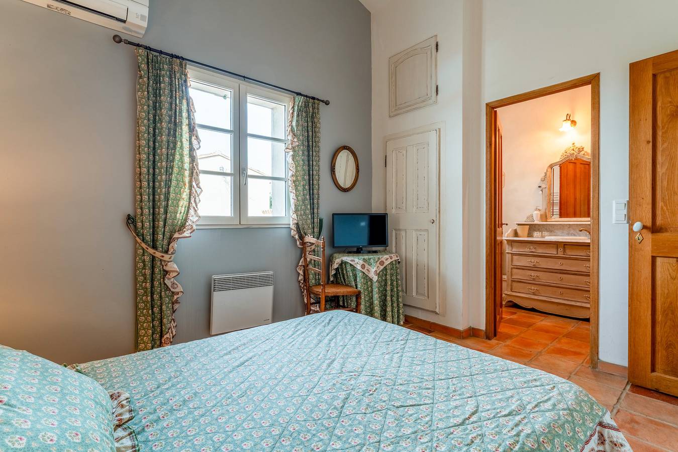 Chambre d’hôtes « Provence » avec terrasse partagée, jardin commun et Wi-Fi in Estézargues, Région de Nîmes