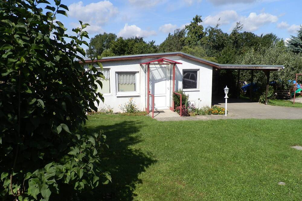 Bungalow mit Terrasse im Garten in Mahlzow, Wolgast