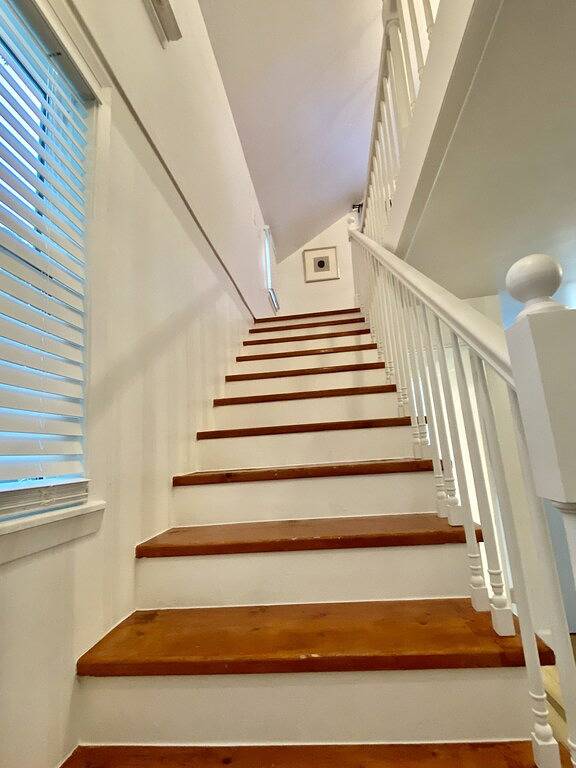 Erleben Sie Geschichte in einem originalen Kutschenhaus, das sich hinter einem Kolonialhaus befindet. in Mena, Ouachita National Forest