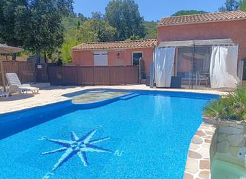Gîte pour 6 personnes, avec piscine et jacuzzi ainsi que terrasse et jardin à Néoules