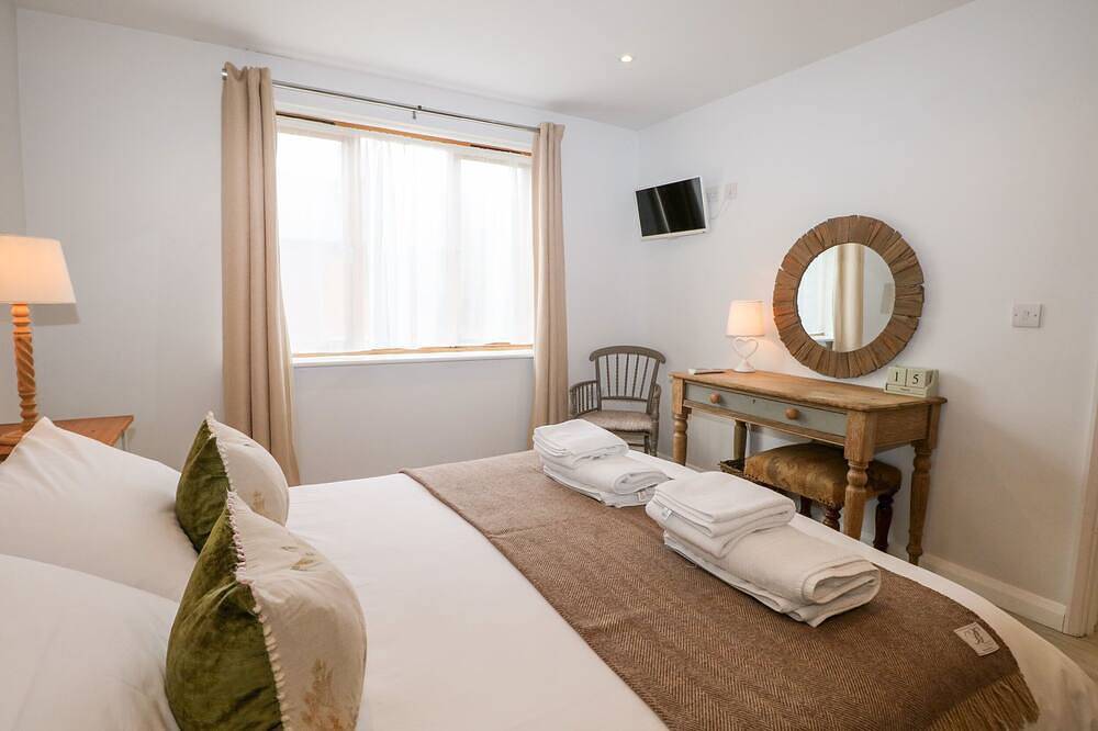 Fox'S Den, luxury holiday cottage, with pool in Titchfield Common in Fareham, Hampshire