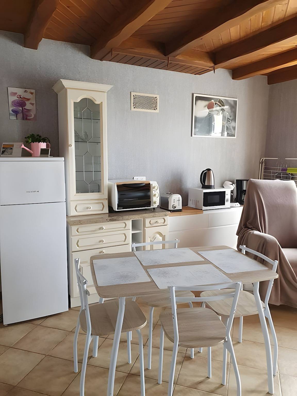 Appartement entier, Appartement « Chez Catherine et Gérard » avec terrasse privée, Wi-Fi et climatisation in Tonnay-Charente, Région de Rochefort