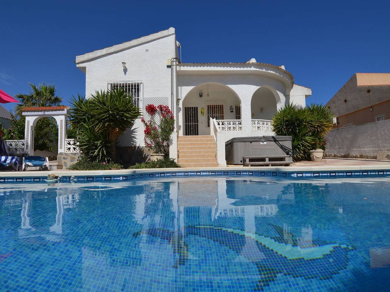 Modern Villa in Rojales with Jacuzzi and Private Pool in Ciudad Quesada, Rojales