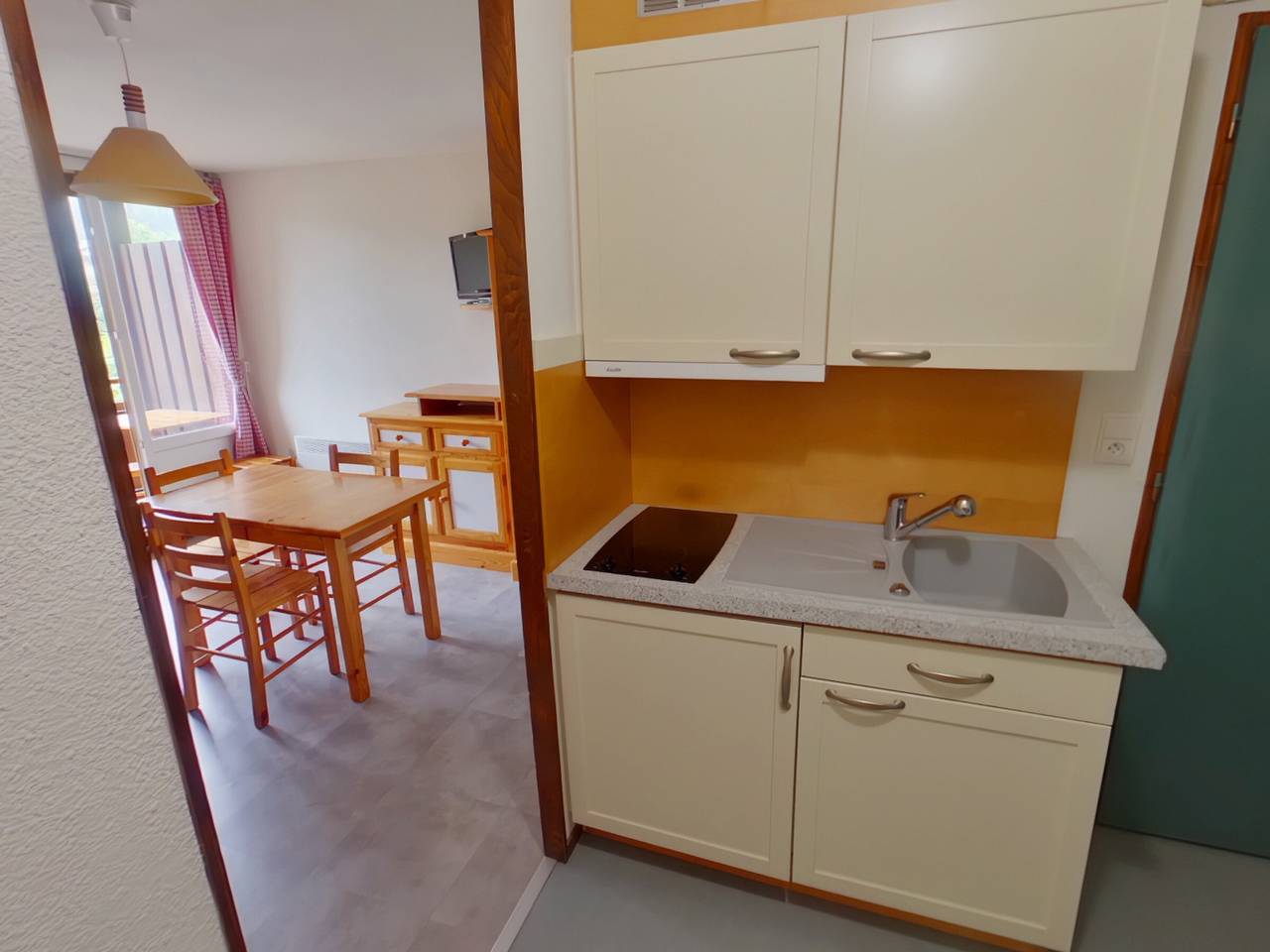 Appartement entier, Studio lumineux avec loggia aux Rousses in Les Rousses, Parc naturel régional du Haut-Jura