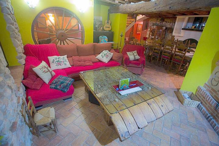 Casa rural para 14 personas, con piscina además de jacuzzi y jardín en Provincia de Segovia