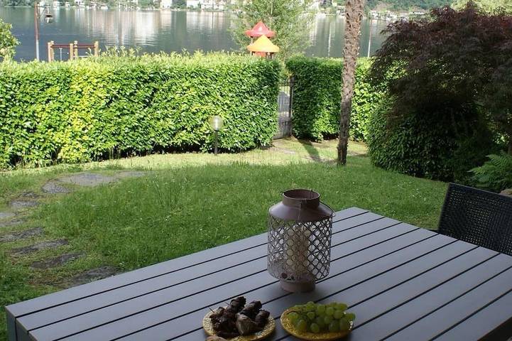 Ferienwohnung für 4 Personen, mit Balkon und Whirlpool sowie Terrasse und Garten in Brusimpiano Gemeinde