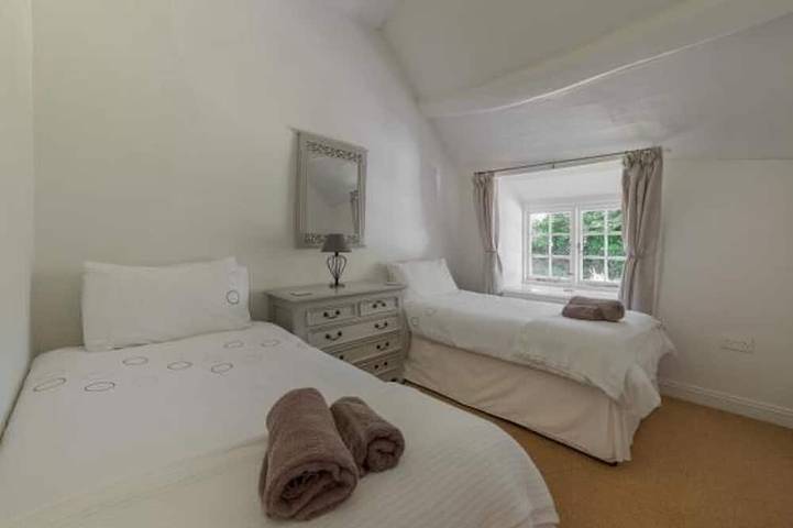 Putsborough Manor Cottage (4 + canapé-lit + lit bébé) Chiens Tennis Plage Jacuzzi Sky TV in Croyde, Devon