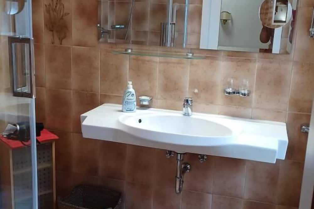 Ganze Wohnung, Die schöne Ferienwohnung mit separatem Eingang ist in der 1. Etage und über 7 Stufen erreichbar. Die Wohnung ist ruhig gelegen und nur wenige Minuten vom Ortskern entfernt Punkt die Wohnfläche von 62 qm besteht aus einem Schlafzimmer mit einem ... in Selters (Westerwald), Westerwald