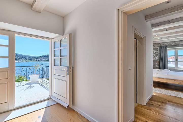 Villa Blue Bay - villa fronte mare con piscina per 10 ospiti sull'isola di Ugljan in Sutomiscica, Isola di Ugljan