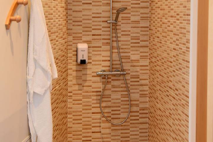 Appartement entier, Laon studio \"Les Lilas\" de plain pied avec jardin et spa privatif in Laon, Aisne