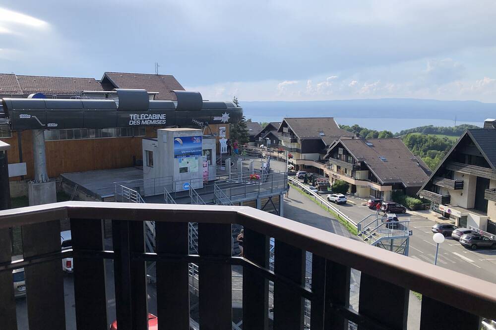Entire apartment, Cosy traditional studio with lake views, minutes from ski slopes and beaches. in Thollon-les-Mémises, Thonon-les-Bains region