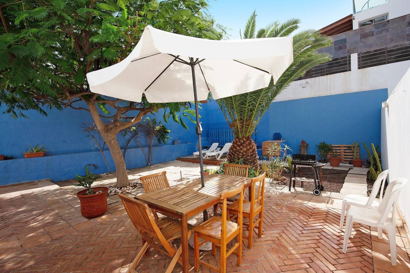 Vacation Home "Villa Lucila" with Sea View, Garden & Wi-Fi in Corralejo, La Oliva