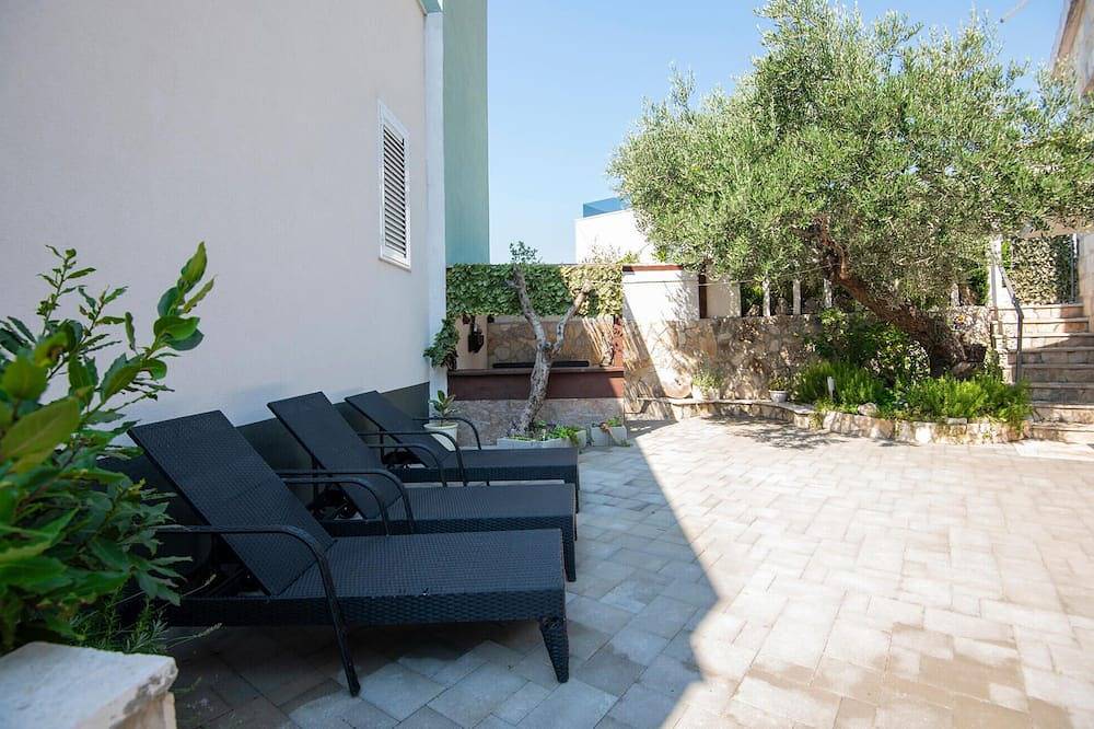Beautiful home in Makarska with kitchen in Veliko Brdo, Makarska