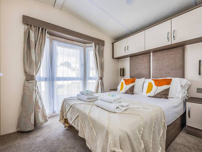 Charming Chalet at Lakeside Park - Pass the Keys in West Sussex