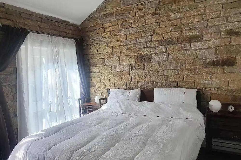 Edgerton cottage, 1-bed detached coach house in town, Spacious rustic charm. in Huddersfield, West Yorkshire