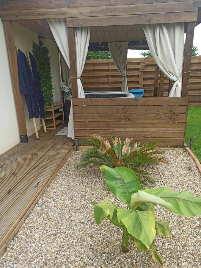 Appartement entier, One-Bedroom Apartment in Montcaret, Périgord Pourpre
