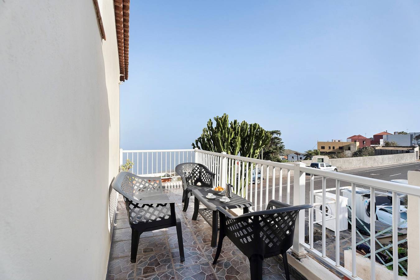 Appartement entier, Appartement 'Trebol 3' avec vue sur la mer, terrasse privée et Wi-Fi in El Mocanal, Valverde
