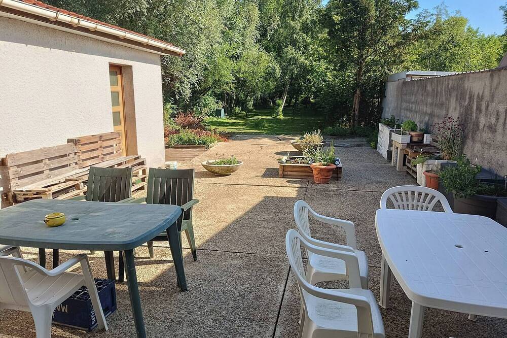 Cozy and tranquil double room with large desk in Fruges, Montreuil (Região)