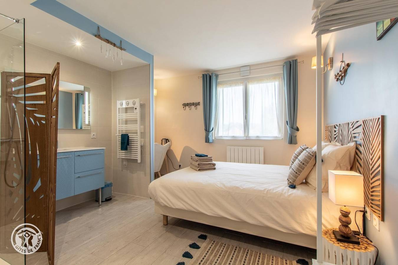 Chambre d’hôtes « Chambre 2 - Seychelles » avec terrasse et jardin partagés, Wi-Fi in Seynod, Annecy (commune)
