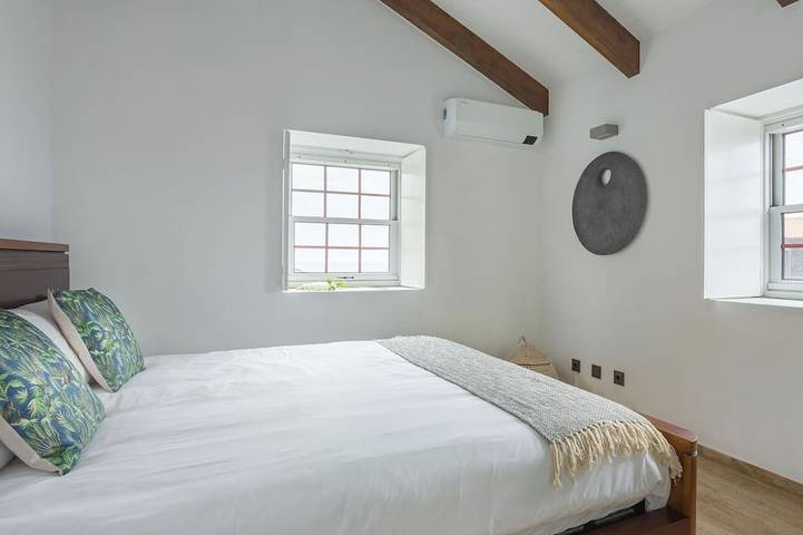 Location de vacances pour 5 personnes, avec terrasse ainsi que jardin et piscine dans São Jorge - 4