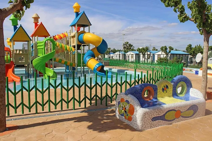 Camping para 4 personas, con piscina para niños además de jardín y piscina - 1