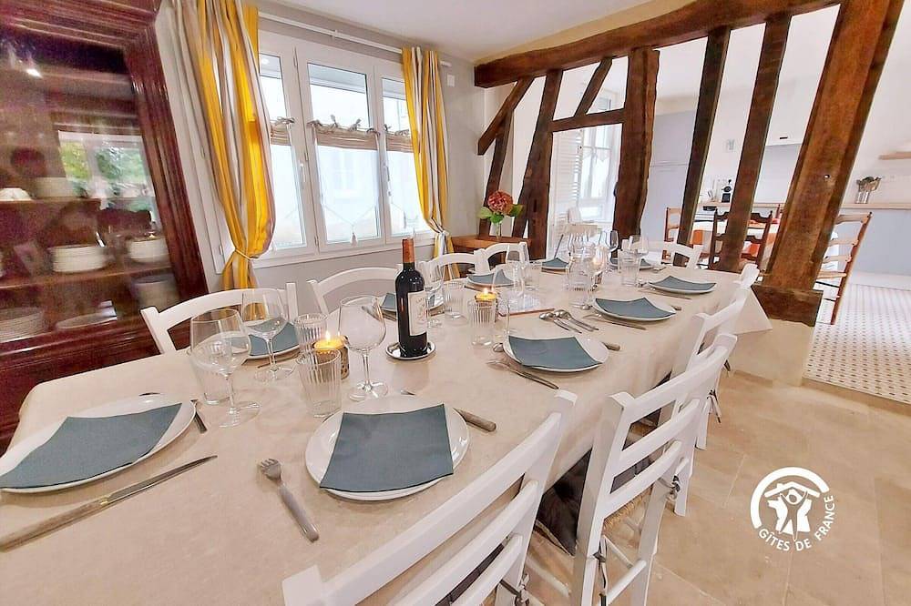 Maison familiale spacieuse avec grand jardin, proche loisirs et activités culturelles in Saint-Poix, Mayenne