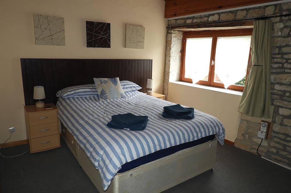 Two bedroom gite with large heated pool and games room in Chey, Région de Niort