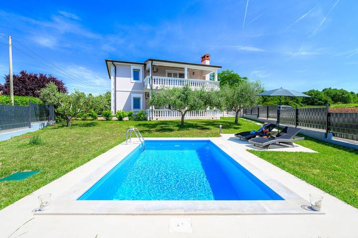 Ferienwohnung für 5 Personen, mit Balkon und Pool sowie Garten in Nova Vas