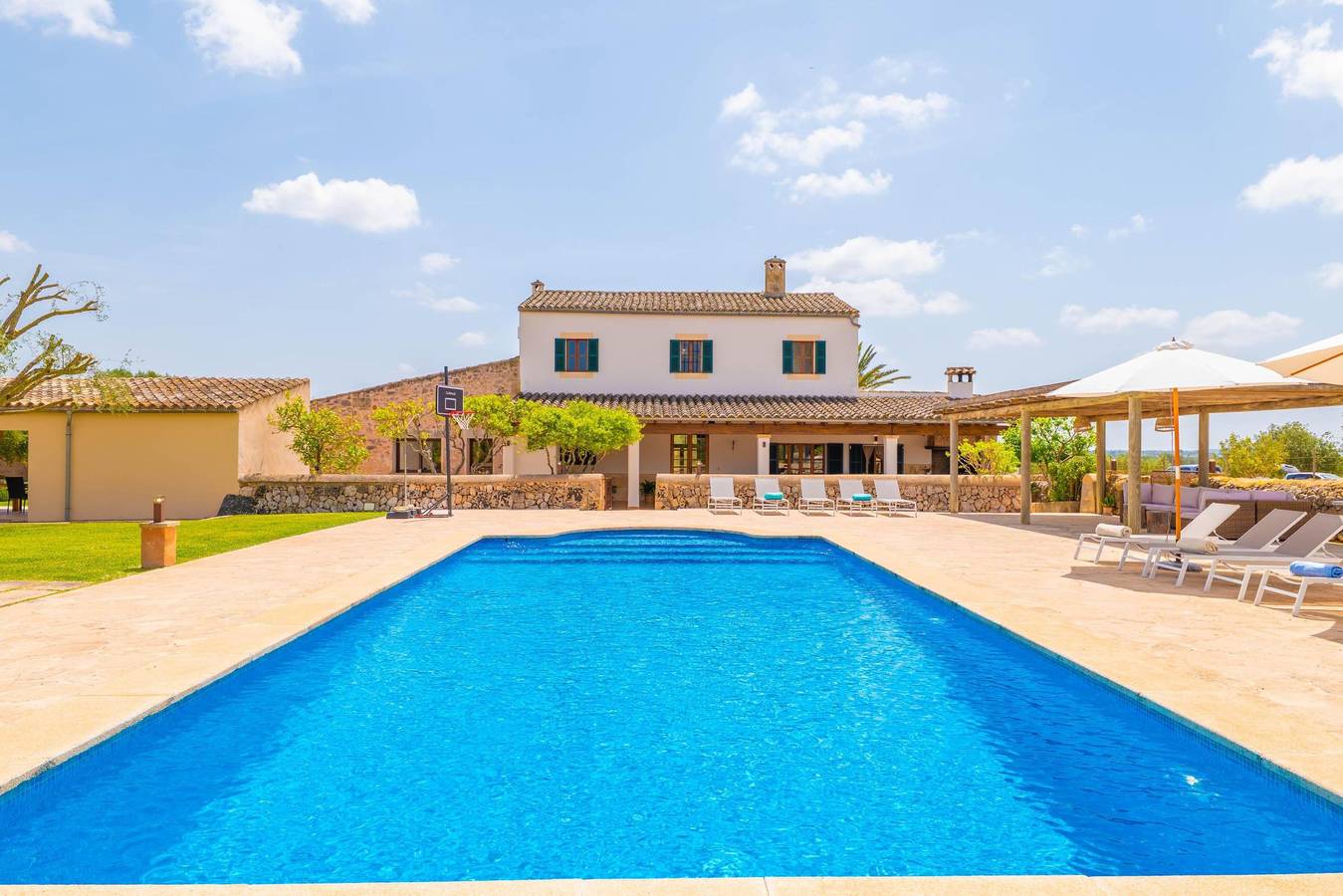 Geheel vakantieappartement, Vakantieappartement voor 16 personen met terras in Campos, Zuid-Mallorca