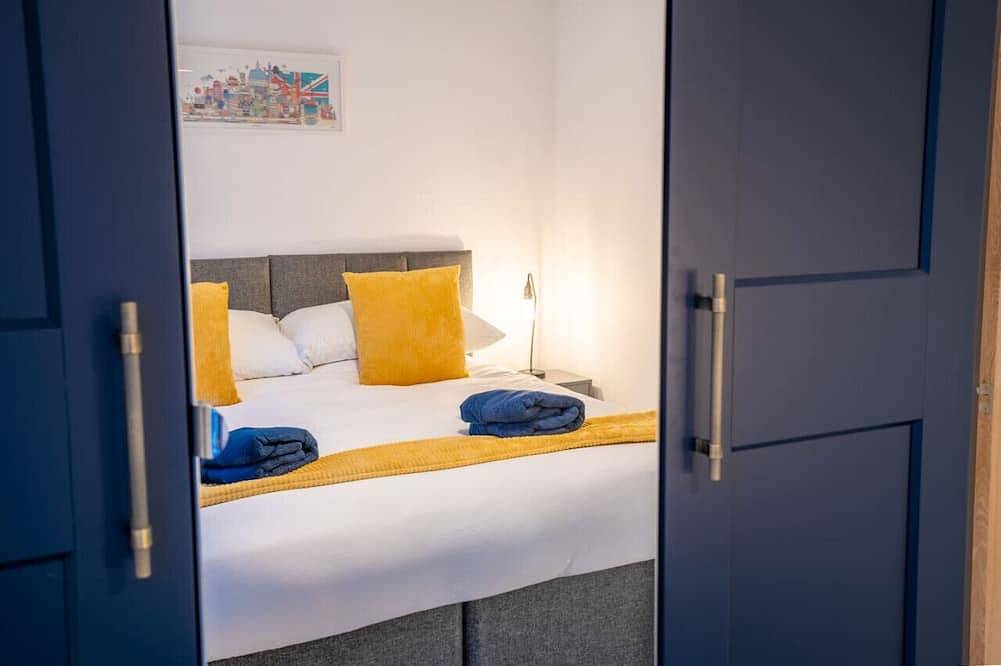Entire apartment, Applewood Ground Floor Apartment is a 2 bedroom with parking in Three Bridges in Crawley, West Sussex