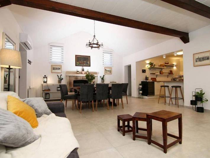Villa pour 8 personnes, avec jardin ainsi que terrasse et piscine, animaux acceptés à Supetar - 4