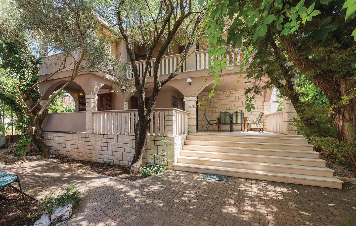 Ganze Ferienwohnung, Charmantes Apartment mit WLAN, Klimaanlage und Terrasse, 200 m vom Strand Camp Vala entfernt in Grebastica, Šibenik-Knin