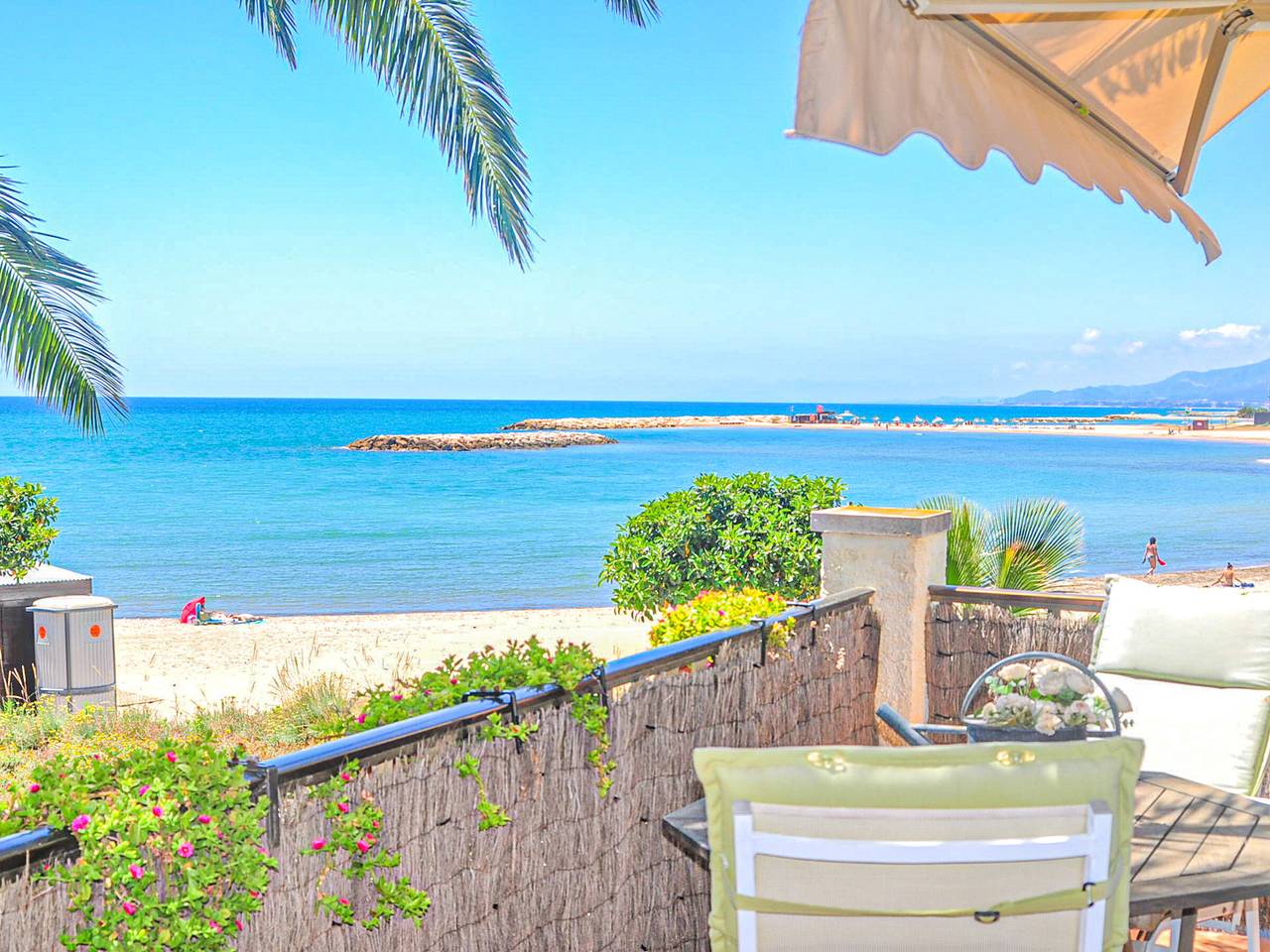 Entire apartment, Seafront apartment in Cambrils with private parking in Cambrils, Costa Dorada