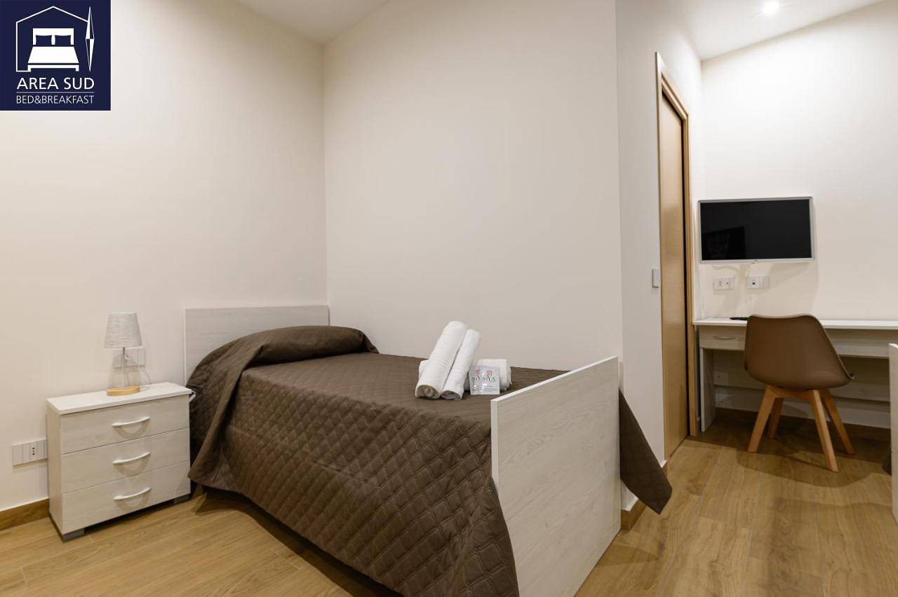 Single Room with Private Bathroom in Canicattì, Provincia di Agrigento