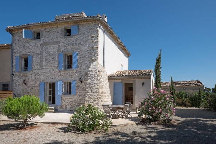 Gîte pour 10 personnes, avec terrasse ainsi que jardin et piscine