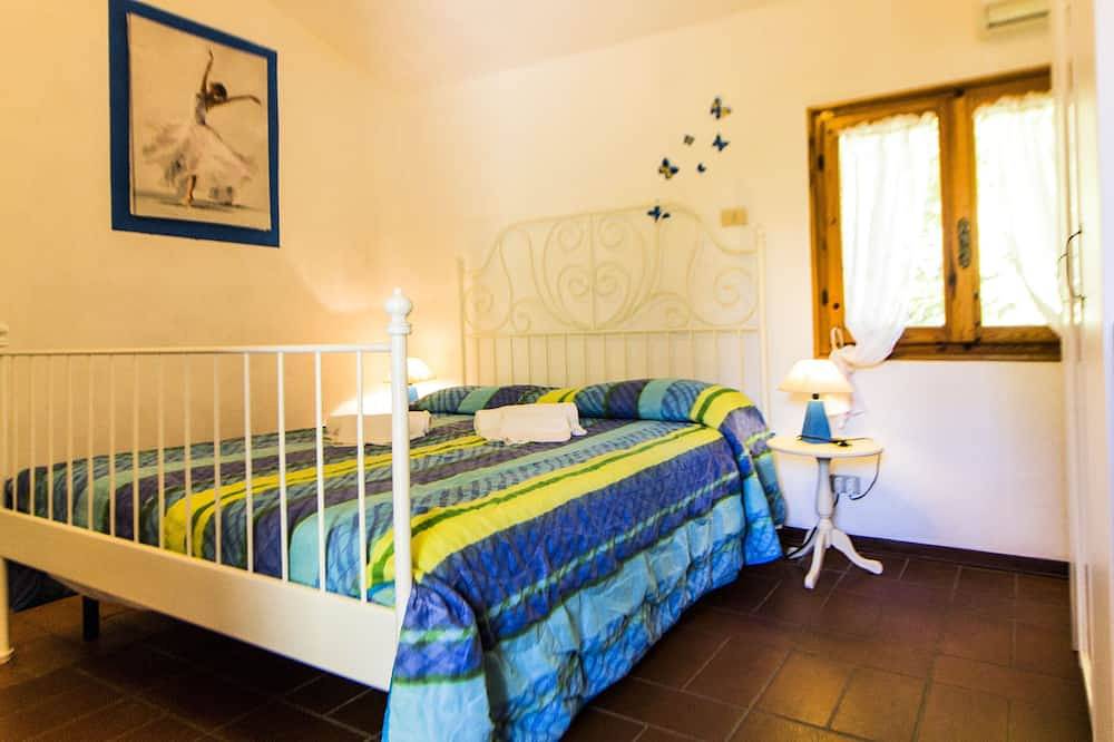 Small Villa near the Pool in a fantastic Park in Campiglia Marittima, Etruskische Küste