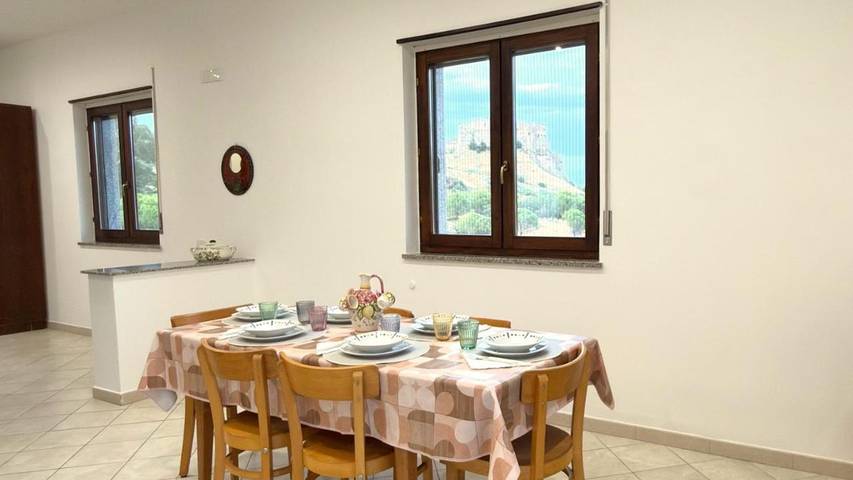 Gîte pour 10 personnes, avec Balcon et Terrasse ainsi que Jardin et Vue à Rocca Imperiale